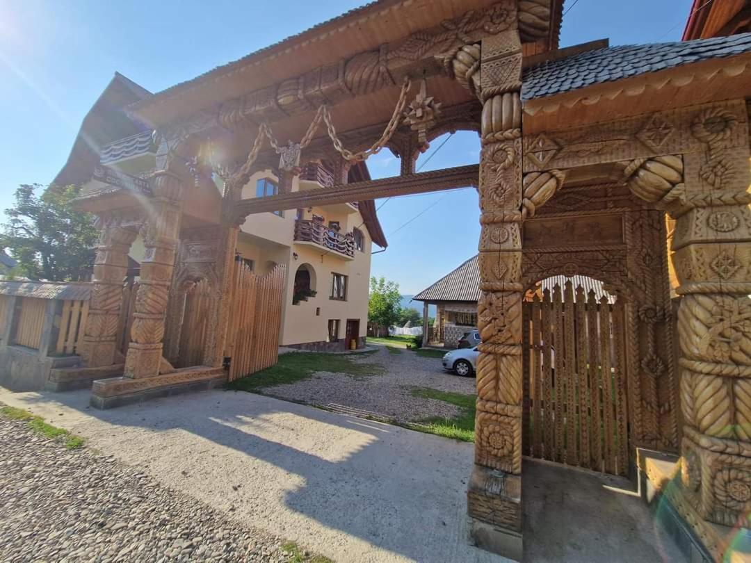Sub Creasta Cocosului Hotel Breb Buitenkant foto