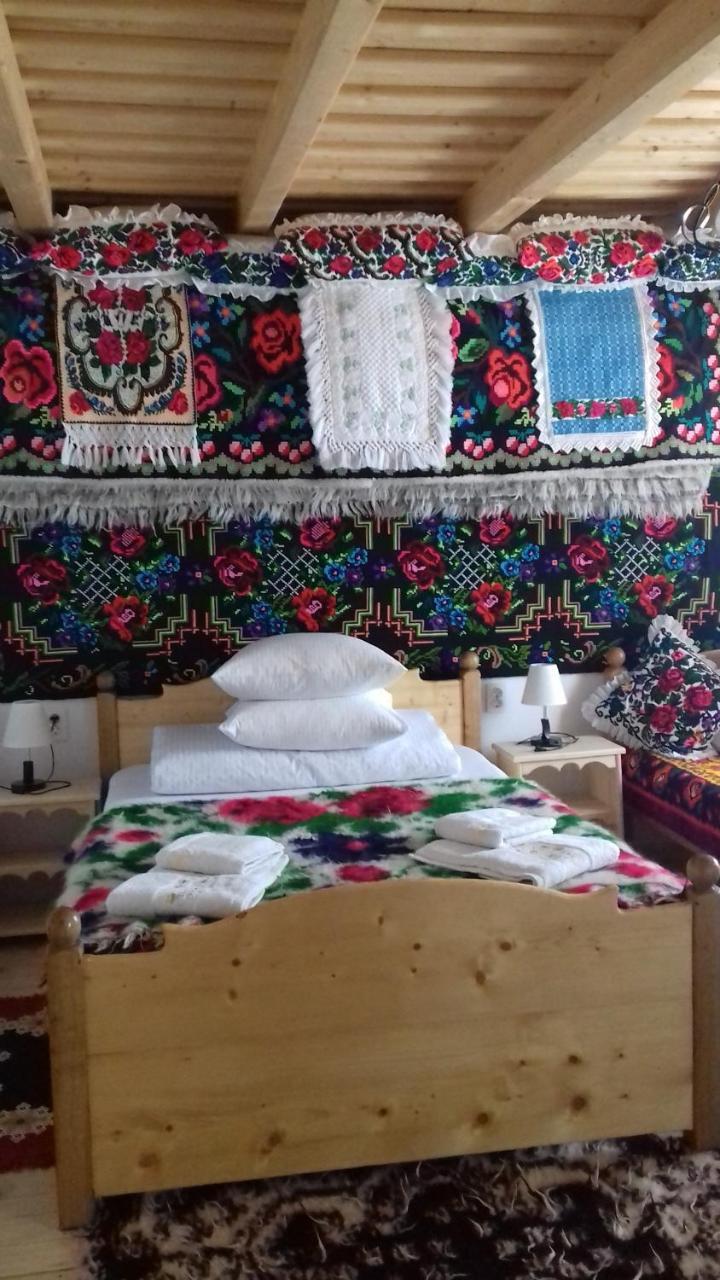 Sub Creasta Cocosului Hotel Breb Buitenkant foto